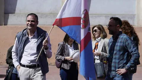 Abogados y procuradores de Ponferrada se concentran ante la sede del Instituto Nacional de la Seguridad Social, para reclamar el desbloqueo de la Proposición no de Ley para la pasarela al Régimen Especial de Trabajadores Autónomos, Reta. Foto: César Sánchez.