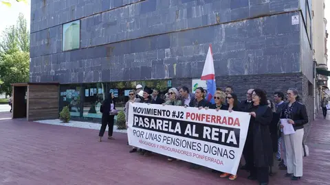 Abogados y procuradores de Ponferrada se concentran ante la sede del Instituto Nacional de la Seguridad Social, para reclamar el desbloqueo de la Proposición no de Ley para la pasarela al Régimen Especial de Trabajadores Autónomos, Reta. Foto: César Sánchez.
