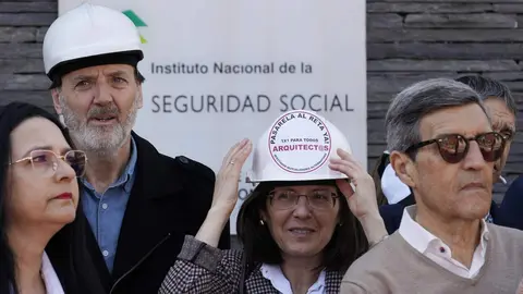Abogados y procuradores de Ponferrada se concentran ante la sede del Instituto Nacional de la Seguridad Social, para reclamar el desbloqueo de la Proposición no de Ley para la pasarela al Régimen Especial de Trabajadores Autónomos, Reta. Foto: César Sánchez.