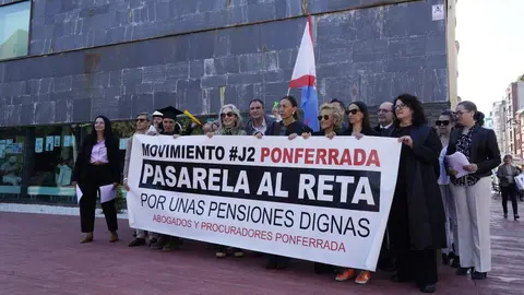 Abogados y procuradores de Ponferrada se concentran ante la sede del Instituto Nacional de la Seguridad Social, para reclamar el desbloqueo de la Proposición no de Ley para la pasarela al Régimen Especial de Trabajadores Autónomos, Reta. Foto: César Sánchez.
