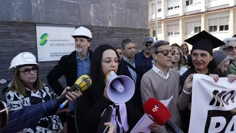 Abogados y procuradores de Ponferrada se concentran ante la sede del Instituto Nacional de la Seguridad Social, para reclamar el desbloqueo de la Proposición no de Ley para la pasarela al Régimen Especial de Trabajadores Autónomos, Reta. Foto: César Sánchez.