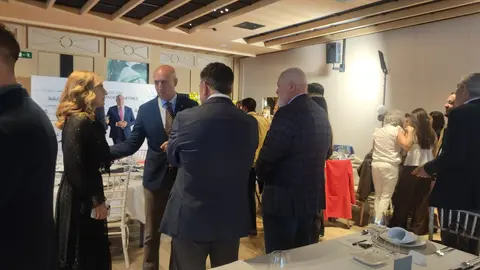 La ciudad de León vivió una noche de reconocimiento y celebración con la III Gala de la Fundación Manuel Martínez, celebrada con gran éxito en el Centro Deportivo Olímpico León. La cita volvió a demostrar su crecimiento al reunir a representantes institucionales, deportistas y agentes sociales en torno a un objetivo común: “reconocer la excelencia y los valores del deporte”. Fotos: M.A. García
