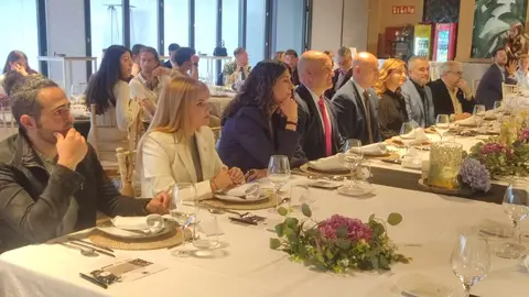 La ciudad de León vivió una noche de reconocimiento y celebración con la III Gala de la Fundación Manuel Martínez, celebrada con gran éxito en el Centro Deportivo Olímpico León. La cita volvió a demostrar su crecimiento al reunir a representantes institucionales, deportistas y agentes sociales en torno a un objetivo común: “reconocer la excelencia y los valores del deporte”. Fotos: M.A. García