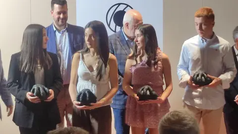 La ciudad de León vivió una noche de reconocimiento y celebración con la III Gala de la Fundación Manuel Martínez, celebrada con gran éxito en el Centro Deportivo Olímpico León. La cita volvió a demostrar su crecimiento al reunir a representantes institucionales, deportistas y agentes sociales en torno a un objetivo común: “reconocer la excelencia y los valores del deporte”. Fotos: M.A. García