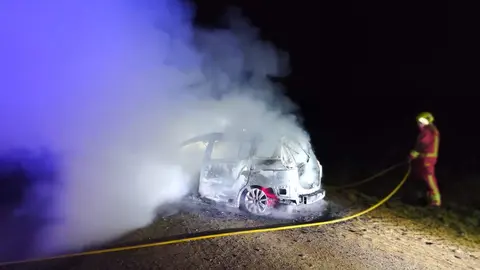 Las llamas calcinan de madrugada un vehículo en Armunia sin causar daños personales. Foto: Bomberos de León