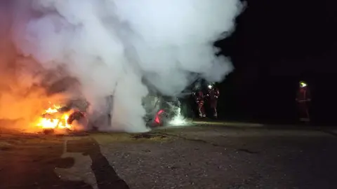 Las llamas calcinan de madrugada un vehículo en Armunia sin causar daños personales. Foto: Bomberos de León