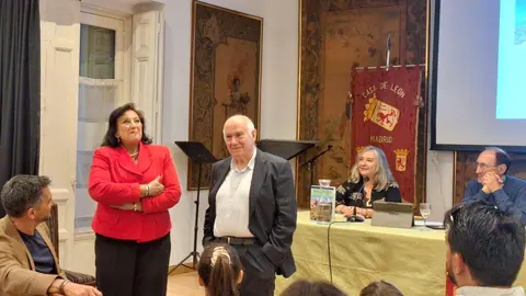 La embajada leonesa en Madrid acogió la emotiva presentación del libro de Senén Fernández 'Salamón. Recuerdos y vivencias'. Foto: Casa de León en Madrid.