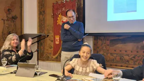 La embajada leonesa en Madrid acogió la emotiva presentación del libro de Senén Fernández 'Salamón. Recuerdos y vivencias'. Foto: Casa de León en Madrid.