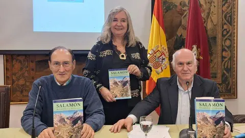 La embajada leonesa en Madrid acogió la emotiva presentación del libro de Senén Fernández 'Salamón. Recuerdos y vivencias'. Foto: Casa de León en Madrid.