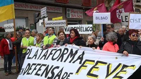 La Plataforma en Defensa de Feve reclama un sábado más la llegada del tren al centro de León. Foto: Peio García.