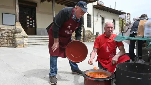 La Plataforma en Defensa de Feve reclama un sábado más la llegada del tren al centro de León. Foto: Peio García.