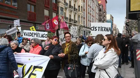 La Plataforma en Defensa de Feve reclama un sábado más la llegada del tren al centro de León. Foto: Peio García.