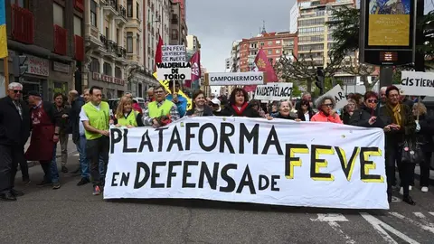 La Plataforma en Defensa de Feve reclama un sábado más la llegada del tren al centro de León. Foto: Peio García.