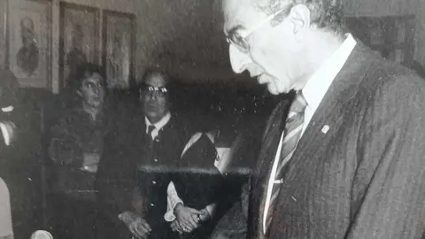 El leonés Salustiano López-Contreras, referente de la anestesiología y figura clave en la vida colegial y social, fallece a los 96 años tras una trayectoria marcada por el compromiso humano y profesional.