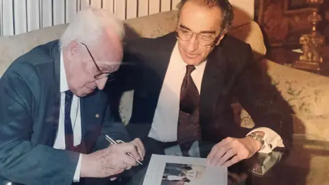 El leonés Salustiano López-Contreras, referente de la anestesiología y figura clave en la vida colegial y social, fallece a los 96 años tras una trayectoria marcada por el compromiso humano y profesional.