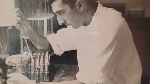 El leonés Salustiano López-Contreras, referente de la anestesiología y figura clave en la vida colegial y social, fallece a los 96 años tras una trayectoria marcada por el compromiso humano y profesional.