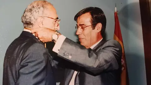 El leonés Salustiano López-Contreras, referente de la anestesiología y figura clave en la vida colegial y social, fallece a los 96 años tras una trayectoria marcada por el compromiso humano y profesional.