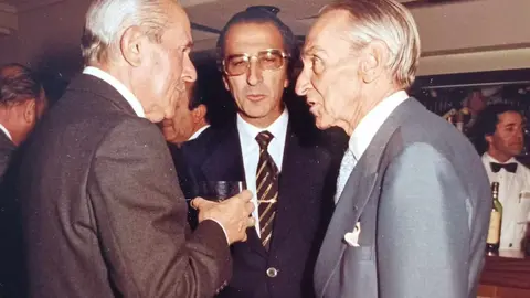 El leonés Salustiano López-Contreras, referente de la anestesiología y figura clave en la vida colegial y social, fallece a los 96 años tras una trayectoria marcada por el compromiso humano y profesional.