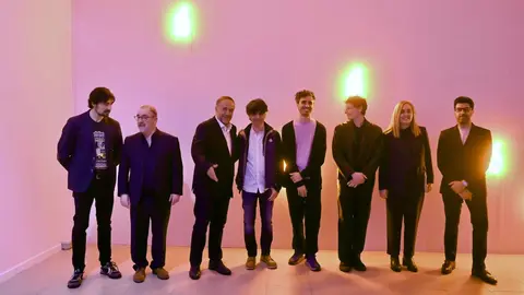 El presidente de la Diputación, Gerardo Álvarez Courel, inaugura la exposición El tiempo de la interferencia'. Asisten también el comisario de la muestra y cofundador de Interface Studio, Jorge Quijano; la cofundadora de Interface Studio, Silvia Argüello; y artistas del colectivo. Fotos: Peio García.