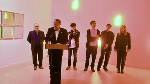 El presidente de la Diputación, Gerardo Álvarez Courel, inaugura la exposición El tiempo de la interferencia'. Asisten también el comisario de la muestra y cofundador de Interface Studio, Jorge Quijano; la cofundadora de Interface Studio, Silvia Argüello; y artistas del colectivo. Fotos: Peio García.