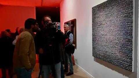 El presidente de la Diputación, Gerardo Álvarez Courel, inaugura la exposición El tiempo de la interferencia'. Asisten también el comisario de la muestra y cofundador de Interface Studio, Jorge Quijano; la cofundadora de Interface Studio, Silvia Argüello; y artistas del colectivo. Fotos: Peio García.