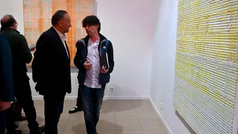 El presidente de la Diputación, Gerardo Álvarez Courel, inaugura la exposición El tiempo de la interferencia'. Asisten también el comisario de la muestra y cofundador de Interface Studio, Jorge Quijano; la cofundadora de Interface Studio, Silvia Argüello; y artistas del colectivo. Fotos: Peio García.