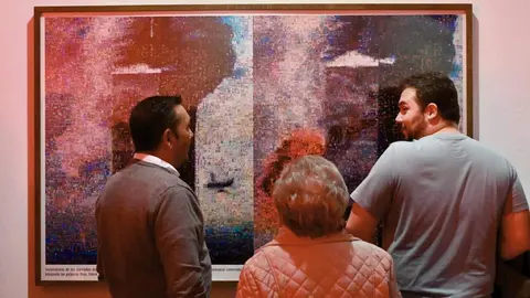 El presidente de la Diputación, Gerardo Álvarez Courel, inaugura la exposición El tiempo de la interferencia'. Asisten también el comisario de la muestra y cofundador de Interface Studio, Jorge Quijano; la cofundadora de Interface Studio, Silvia Argüello; y artistas del colectivo. Fotos: Peio García.