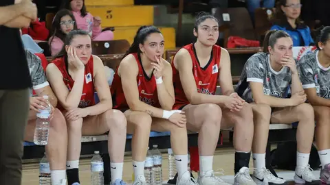 El Mipelletymas BF León dio un paso firme desde el salto inicial para encarrilar un partido que terminó resolviendo por 72-66 frente a Horbisa Spirit Greenkw Barakaldo en el Palacio Municipal de Deportes. Fotos: Isaac Llamazares
