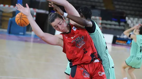 El Mipelletymas BF León dio un paso firme desde el salto inicial para encarrilar un partido que terminó resolviendo por 72-66 frente a Horbisa Spirit Greenkw Barakaldo en el Palacio Municipal de Deportes. Fotos: Isaac Llamazares