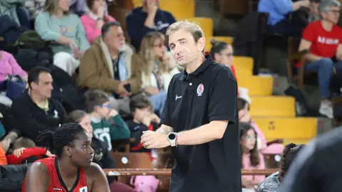 El Mipelletymas BF León dio un paso firme desde el salto inicial para encarrilar un partido que terminó resolviendo por 72-66 frente a Horbisa Spirit Greenkw Barakaldo en el Palacio Municipal de Deportes. Fotos: Isaac Llamazares