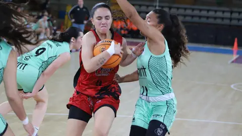 El Mipelletymas BF León dio un paso firme desde el salto inicial para encarrilar un partido que terminó resolviendo por 72-66 frente a Horbisa Spirit Greenkw Barakaldo en el Palacio Municipal de Deportes. Fotos: Isaac Llamazares