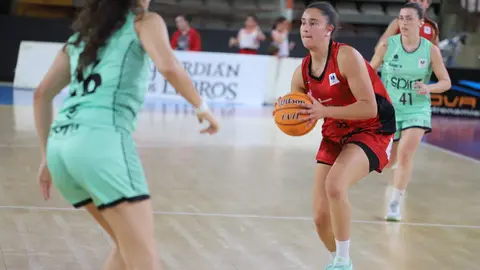 El Mipelletymas BF León dio un paso firme desde el salto inicial para encarrilar un partido que terminó resolviendo por 72-66 frente a Horbisa Spirit Greenkw Barakaldo en el Palacio Municipal de Deportes. Fotos: Isaac Llamazares