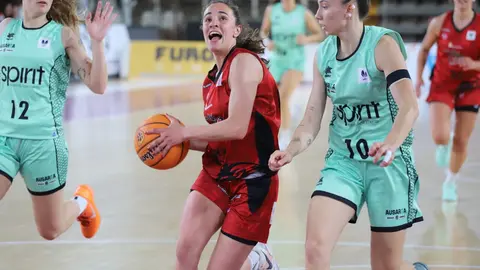El Mipelletymas BF León dio un paso firme desde el salto inicial para encarrilar un partido que terminó resolviendo por 72-66 frente a Horbisa Spirit Greenkw Barakaldo en el Palacio Municipal de Deportes. Fotos: Isaac Llamazares