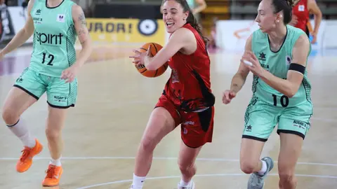 El Mipelletymas BF León dio un paso firme desde el salto inicial para encarrilar un partido que terminó resolviendo por 72-66 frente a Horbisa Spirit Greenkw Barakaldo en el Palacio Municipal de Deportes. Fotos: Isaac Llamazares