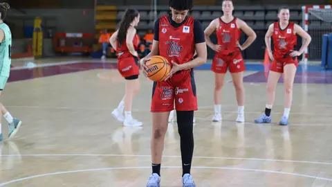 El Mipelletymas BF León dio un paso firme desde el salto inicial para encarrilar un partido que terminó resolviendo por 72-66 frente a Horbisa Spirit Greenkw Barakaldo en el Palacio Municipal de Deportes. Fotos: Isaac Llamazares
