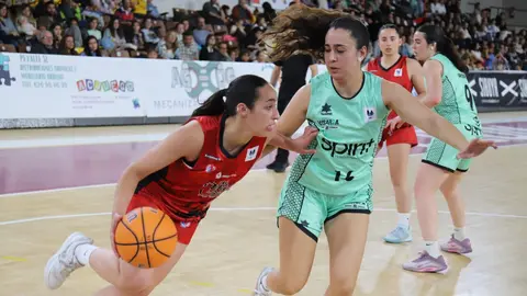 El Mipelletymas BF León dio un paso firme desde el salto inicial para encarrilar un partido que terminó resolviendo por 72-66 frente a Horbisa Spirit Greenkw Barakaldo en el Palacio Municipal de Deportes. Fotos: Isaac Llamazares