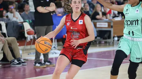 El Mipelletymas BF León dio un paso firme desde el salto inicial para encarrilar un partido que terminó resolviendo por 72-66 frente a Horbisa Spirit Greenkw Barakaldo en el Palacio Municipal de Deportes. Fotos: Isaac Llamazares