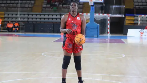El Mipelletymas BF León dio un paso firme desde el salto inicial para encarrilar un partido que terminó resolviendo por 72-66 frente a Horbisa Spirit Greenkw Barakaldo en el Palacio Municipal de Deportes. Fotos: Isaac Llamazares