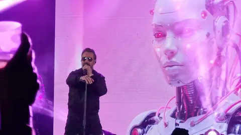 El Palacio de Exposiciones de León se transformó este viernes en una auténtica máquina del tiempo. Un nutrido grupo de leoneses —cerca de un millar— se entregó a una noche de recuerdos, música y emociones de la mano de OBK.