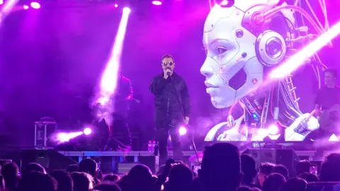 El Palacio de Exposiciones de León se transformó este viernes en una auténtica máquina del tiempo. Un nutrido grupo de leoneses —cerca de un millar— se entregó a una noche de recuerdos, música y emociones de la mano de OBK.