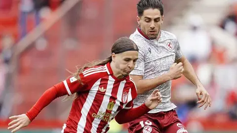 Un penalti tempranero, una cascada de decisiones arbitrales discutidas y la falta de pegada condenan a la Cultural, que rozó el empate en un final agónico y queda abocada al descenso a siete jornadas del final.