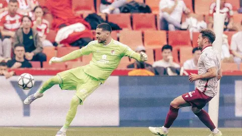 Un penalti tempranero, una cascada de decisiones arbitrales discutidas y la falta de pegada condenan a la Cultural, que rozó el empate en un final agónico y queda abocada al descenso a siete jornadas del final.