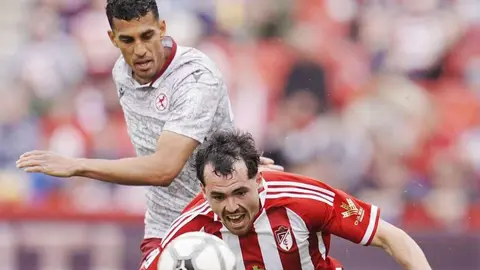 Un penalti tempranero, una cascada de decisiones arbitrales discutidas y la falta de pegada condenan a la Cultural, que rozó el empate en un final agónico y queda abocada al descenso a siete jornadas del final.