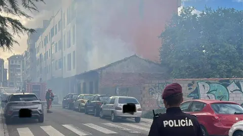 Un incendio en una casa en ruinas y ocupada en Padre Riesco genera alarma en San Mamés. Fotos: Policía Local de León.