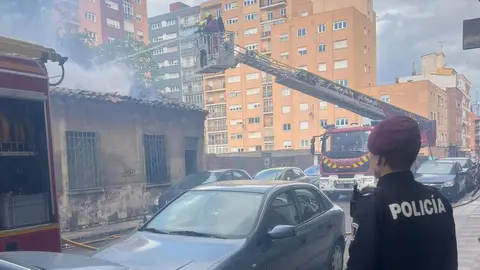 Un incendio en una casa en ruinas y ocupada en Padre Riesco genera alarma en San Mamés. Fotos: Policía Local de León.