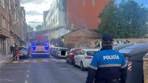 Un incendio en una casa en ruinas y ocupada en Padre Riesco genera alarma en San Mamés. Fotos: Policía Local de León.