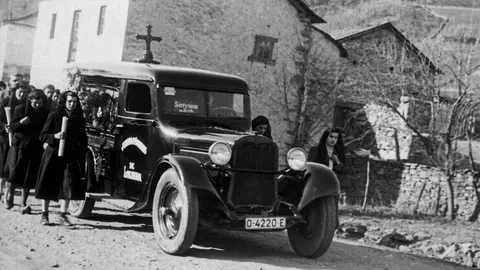 Un entierro, ya motorizado, en Villager en los años 50. Archivo fotográfico de Manuel Gancedo Fernández sobre la zona de Laciana. Imágenes mejoradas por Carlos Labrador.