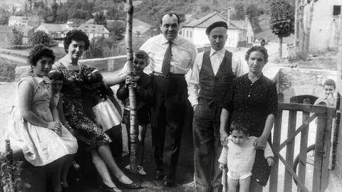 Polo y familia. Archivo fotográfico de Manuel Gancedo Fernández sobre la zona de Laciana. Imágenes mejoradas por Carlos Labrador.