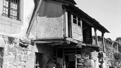 Casa del Pueblo de Villager. Esta casa se utilizaba para reuniones del Concejo y diferentes servicios sociales.
Hoy desaparecida. Archivo fotográfico de Manuel Gancedo Fernández sobre la zona de Laciana. Imágenes mejoradas por Carlos Labrador.