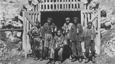 Mineros saliendo Calderón. Archivo fotográfico de Manuel Gancedo Fernández sobre la zona de Laciana. Imágenes mejoradas por Carlos Labrador.